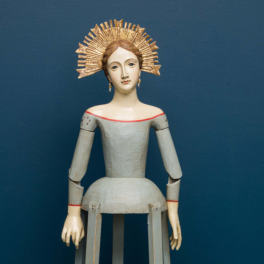 Maria de la Mier Madonna figura kézzel faragott fa és fém részletek közelről