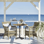 Antikszürke színű, műrattan kerti karosszék.