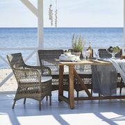 Antikszürke színű, műrattan kerti karosszék.