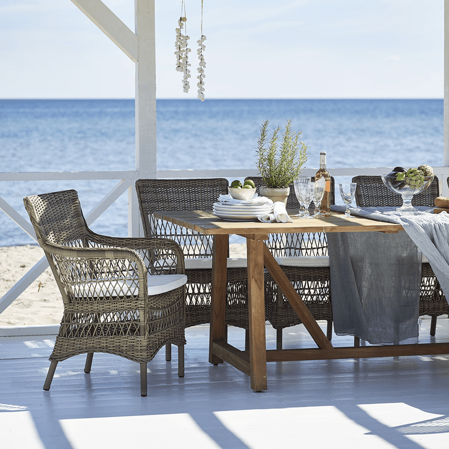 Antikszürke színű, műrattan kerti karosszék.