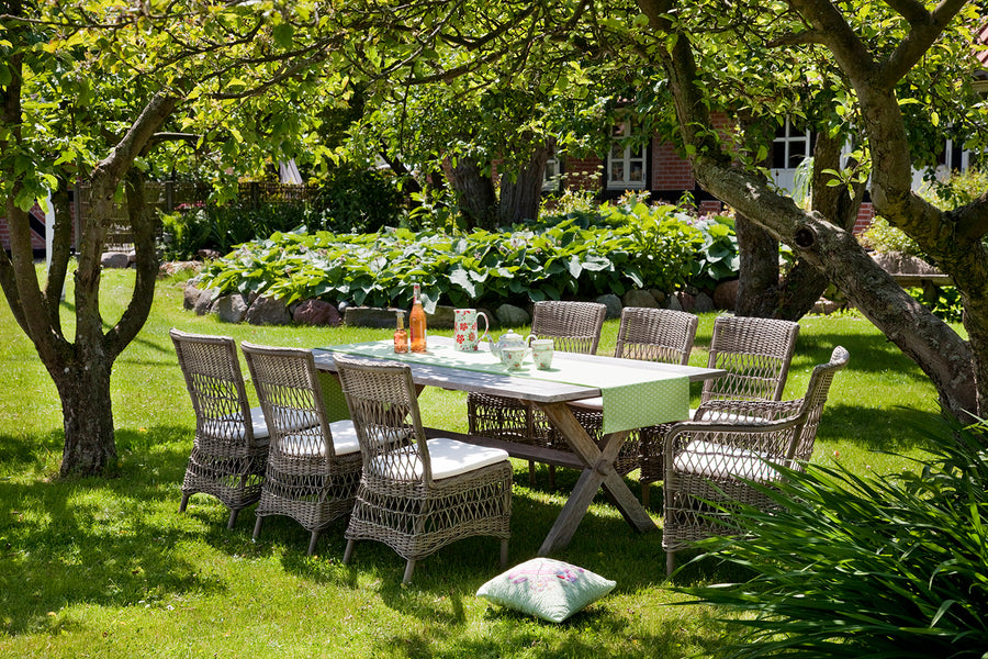 Antikszürke színű, műrattan kerti szék.