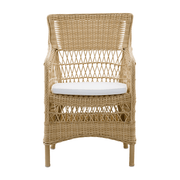 Vintage stílusú, natúr színű, műrattan kerti karosszék.