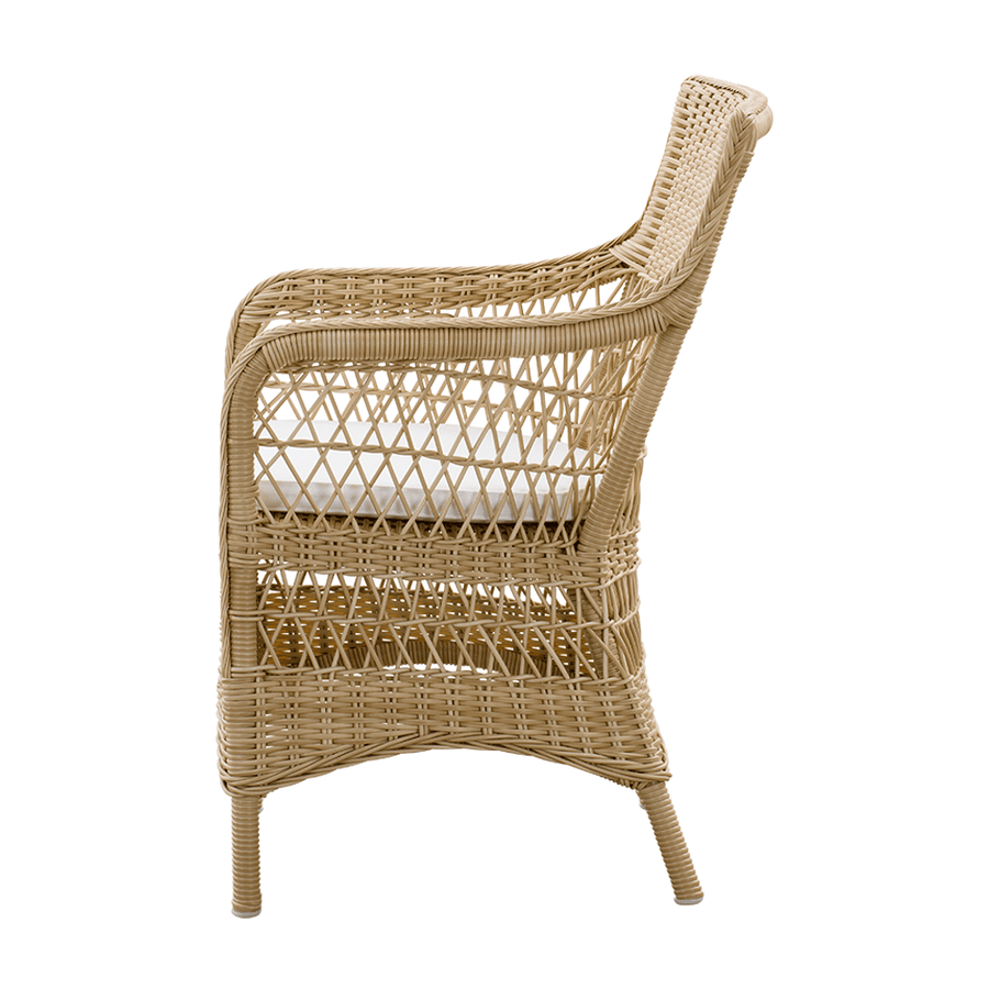 Vintage stílusú, natúr színű, műrattan kerti karosszék.