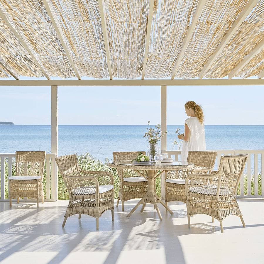 Vintage stílusú, natúr színű, műrattan kerti karosszék.