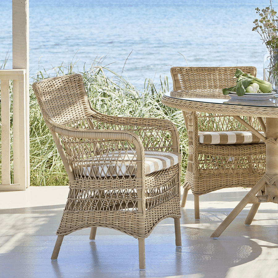 Vintage stílusú, natúr színű, műrattan kerti karosszék.