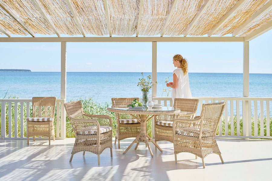 Vintage stílusú, natúr színű, műrattan kerti karosszék.