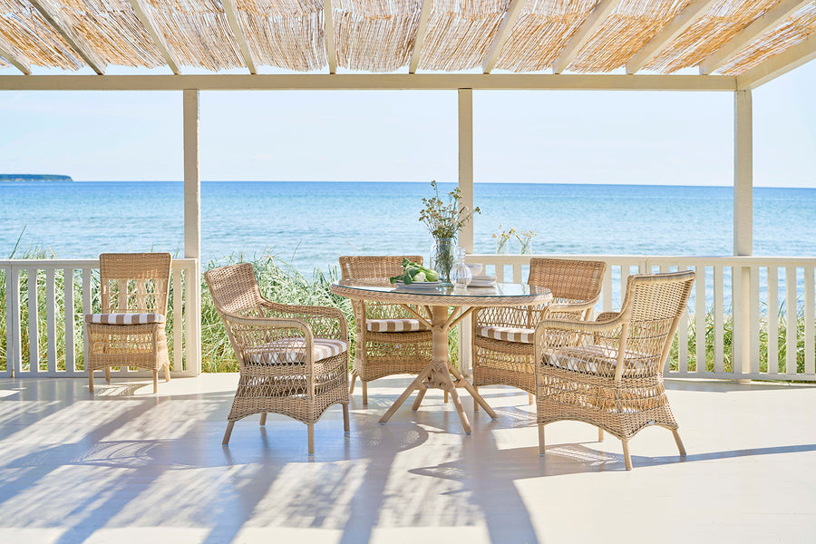 Vintage stílusú, natúr színű, műrattan kerti karosszék.