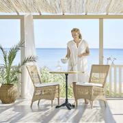 Vintage stílusú, natúr színű, műrattan kerti szék.