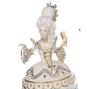 Krémszínű díszes ruhát viselő, márkiné formájú karácsonyfadísz.