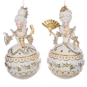 Krémszínű díszes ruhát viselő, márkiné formájú karácsonyfadísz.