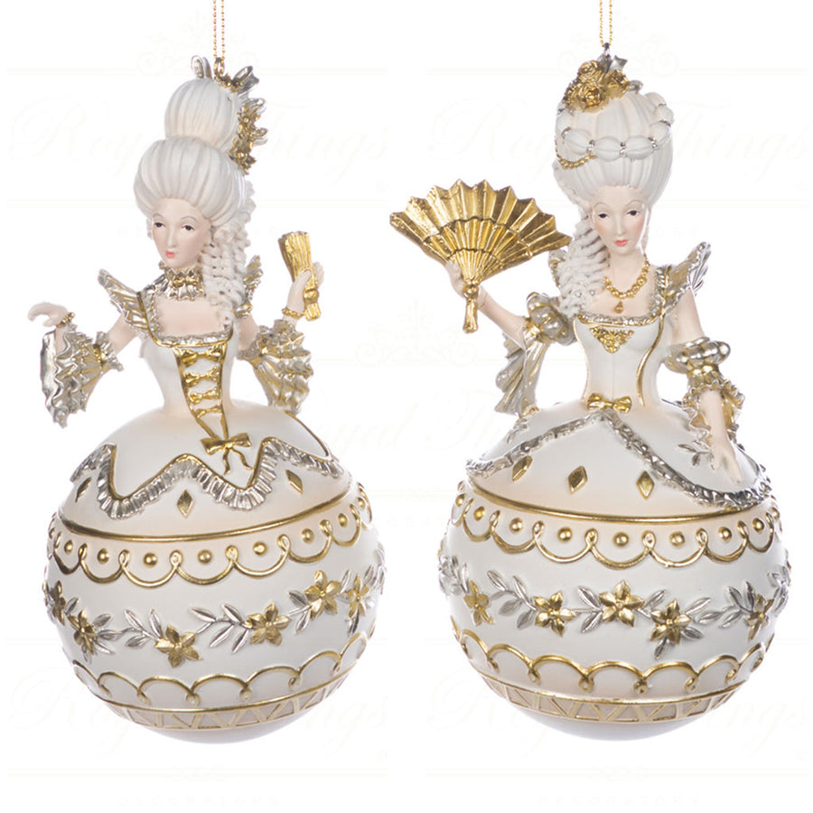 Krémszínű díszes ruhát viselő, márkiné formájú karácsonyfadísz.