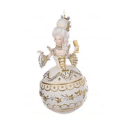 Krémszínű díszes ruhát viselő, márkiné formájú karácsonyfadísz.