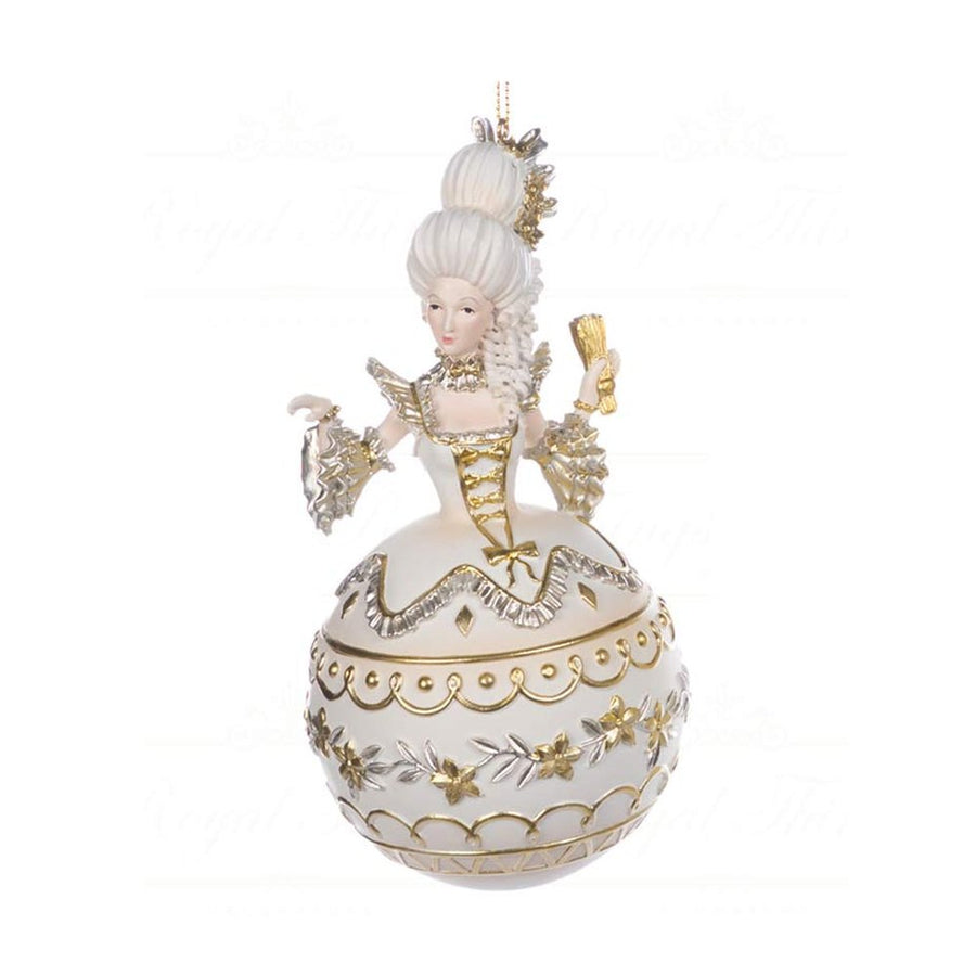 Krémszínű díszes ruhát viselő, márkiné formájú karácsonyfadísz.