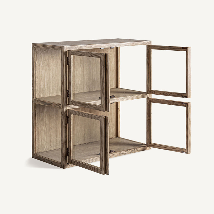 Nyitott ajtajú Masein moduláris vitrin – belső polcokkal.