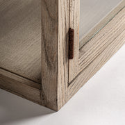 Masein moduláris vitrin részletfotó – natúr szilfa és rozsdás hatású zsanér.