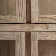 Részlet a Masein vitrin középső osztásáról – natúr fa erezete és üveg találkozása.