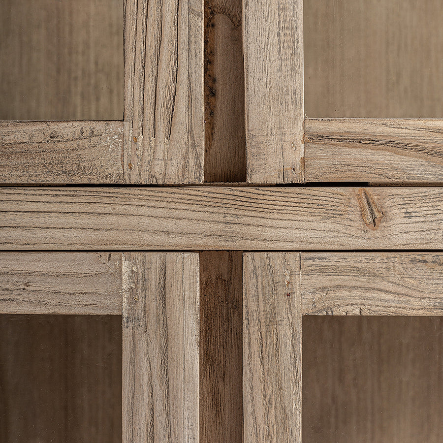 Részlet a Masein vitrin középső osztásáról – natúr fa erezete és üveg találkozása.