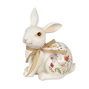 Mezei virágokkal és bézsszínű masnival díszített húsvéti nyuszi figura..