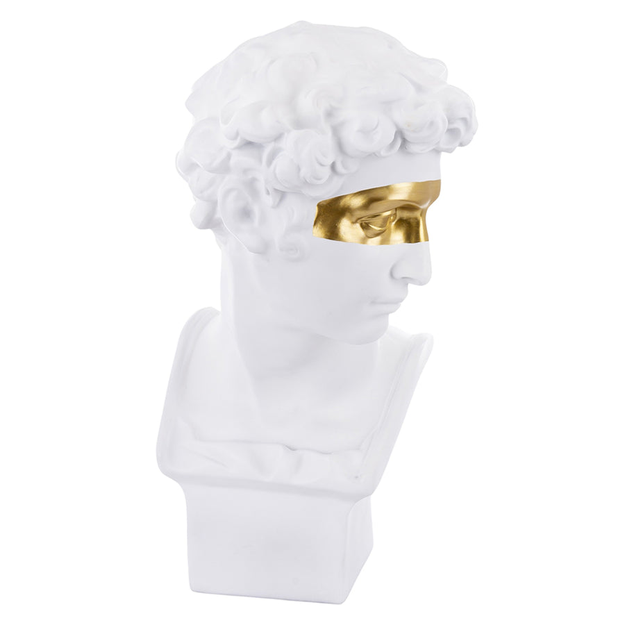 Aranyszínű maszkkal kontrasztozott, nagy méretű, fehér színű férfi mellszobor..