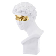 Aranyszínű maszkkal kontrasztozott, nagy méretű, fehér színű férfi mellszobor..