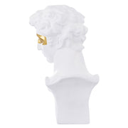 Aranyszínű maszkkal kontrasztozott, nagy méretű, fehér színű férfi mellszobor..