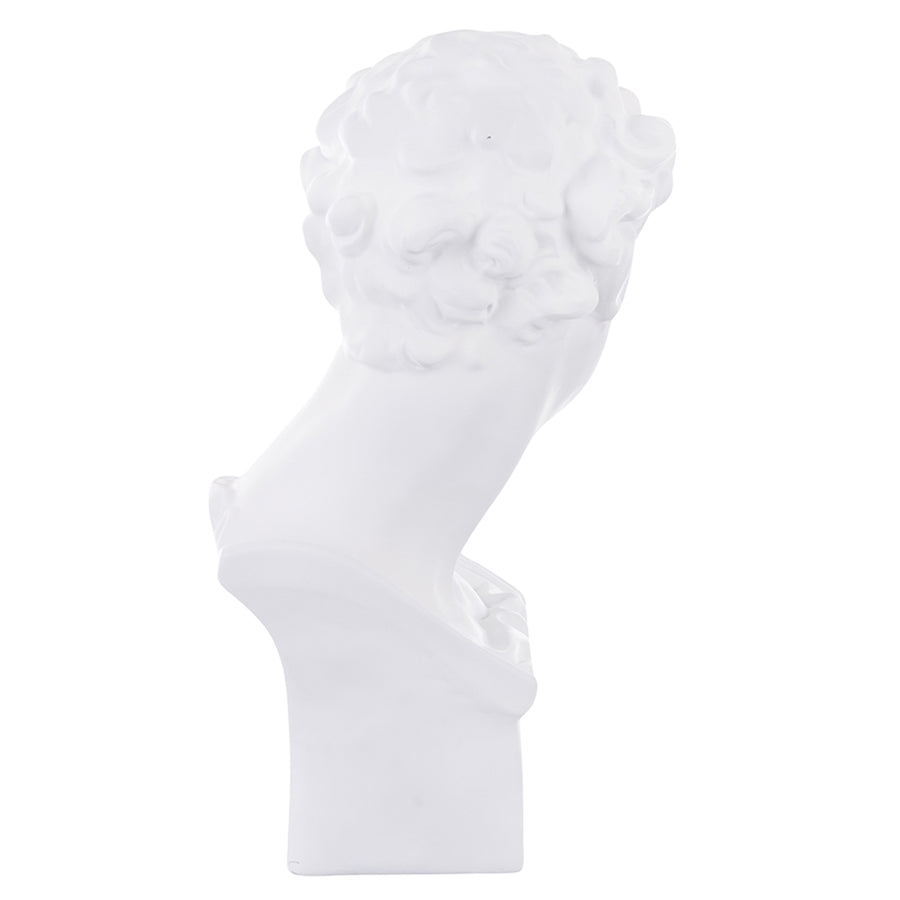 Aranyszínű maszkkal kontrasztozott, nagy méretű, fehér színű férfi mellszobor..