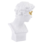 Aranyszínű maszkkal kontrasztozott, nagy méretű, fehér színű férfi mellszobor..