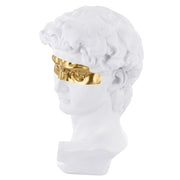 Aranyszínű maszkkal kontrasztozott, nagy méretű, fehér színű Dávid fej mellszobor.