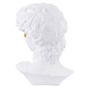 Aranyszínű maszkkal kontrasztozott, nagy méretű, fehér színű Dávid fej mellszobor.