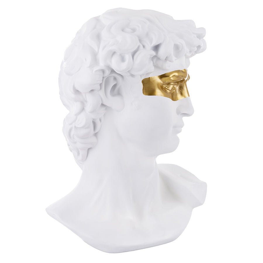 Aranyszínű maszkkal kontrasztozott, nagy méretű, fehér színű Dávid fej mellszobor.