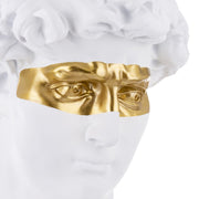 Aranyszínű maszkkal kontrasztozott, nagy méretű, fehér színű Dávid fej mellszobor.