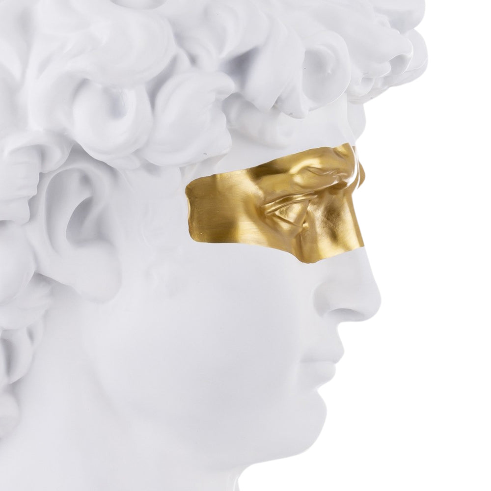 Aranyszínű maszkkal kontrasztozott, nagy méretű, fehér színű Dávid fej mellszobor.