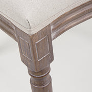 Fehér pigmentes olajjal kezelt, tömör nyírfából készült, ekrüszínű pamutvászonnal kárpitozott szék.