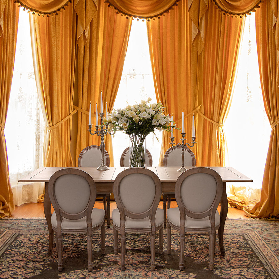 Fehér pigmentes olajjal kezelt, tömör nyírfából készült, ekrüszínű pamutvászonnal kárpitozott szék.