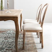 Fehér pigmentes olajjal kezelt, tömör nyírfából készült, ekrüszínű pamutvászonnal kárpitozott szék.