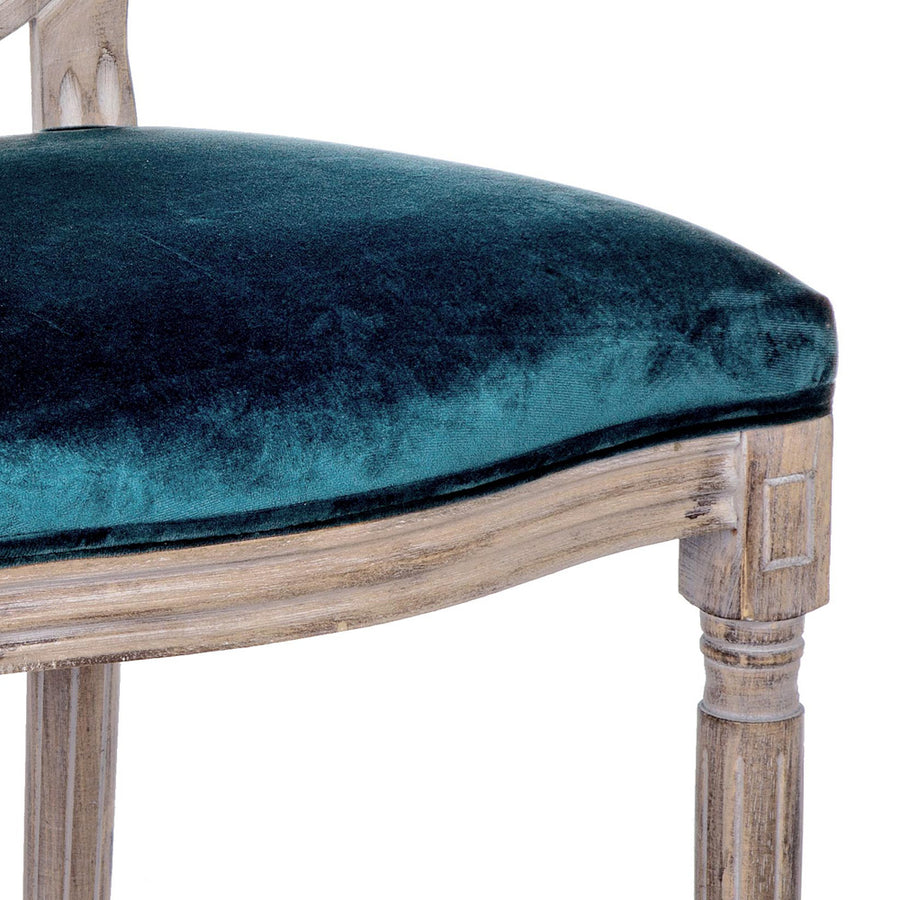 Párizsi kék színű, bársony hatású szövettel kárpitozott étkezőszék.