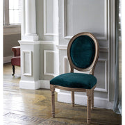 Párizsi kék színű, bársony hatású szövettel kárpitozott étkezőszék.