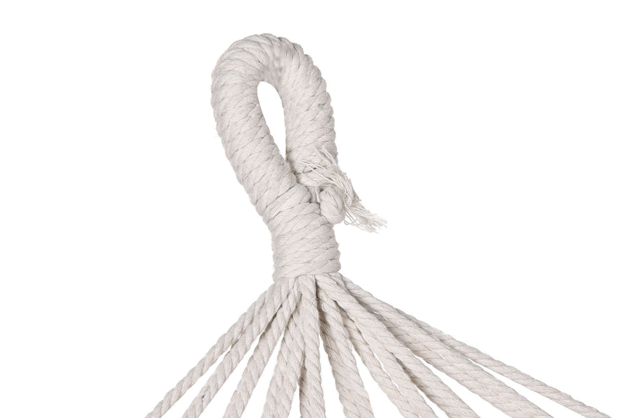 Pamut kötél hurkolása a Maya Swing bézs függőágy rögzítésénél.