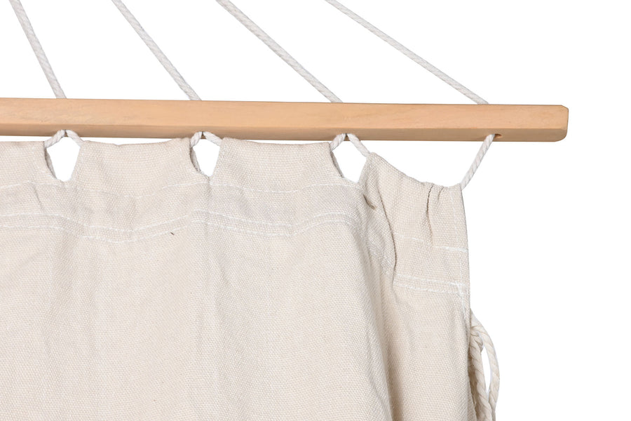 Fa rúd és pamut anyag illesztése a Maya Swing boho függőágyon.