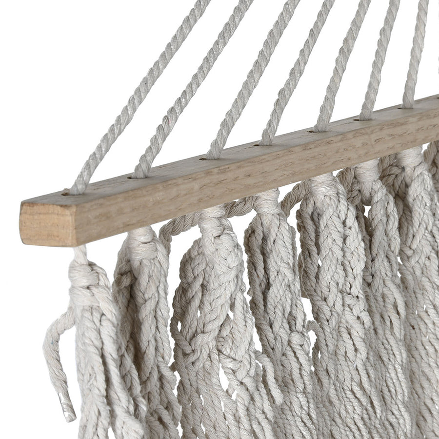 Maya Swing fehér pamut függőágy fa rúdjának és felfüggesztő köteleinek közeli részlete.