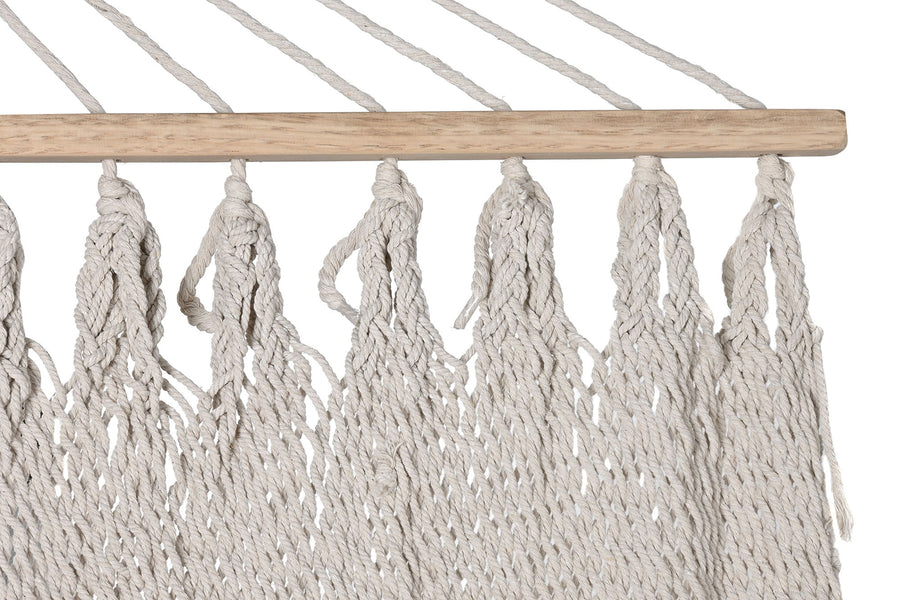 Maya Swing fehér pamut függőágy fa rúdjára rögzített fonott kötelek részlete.