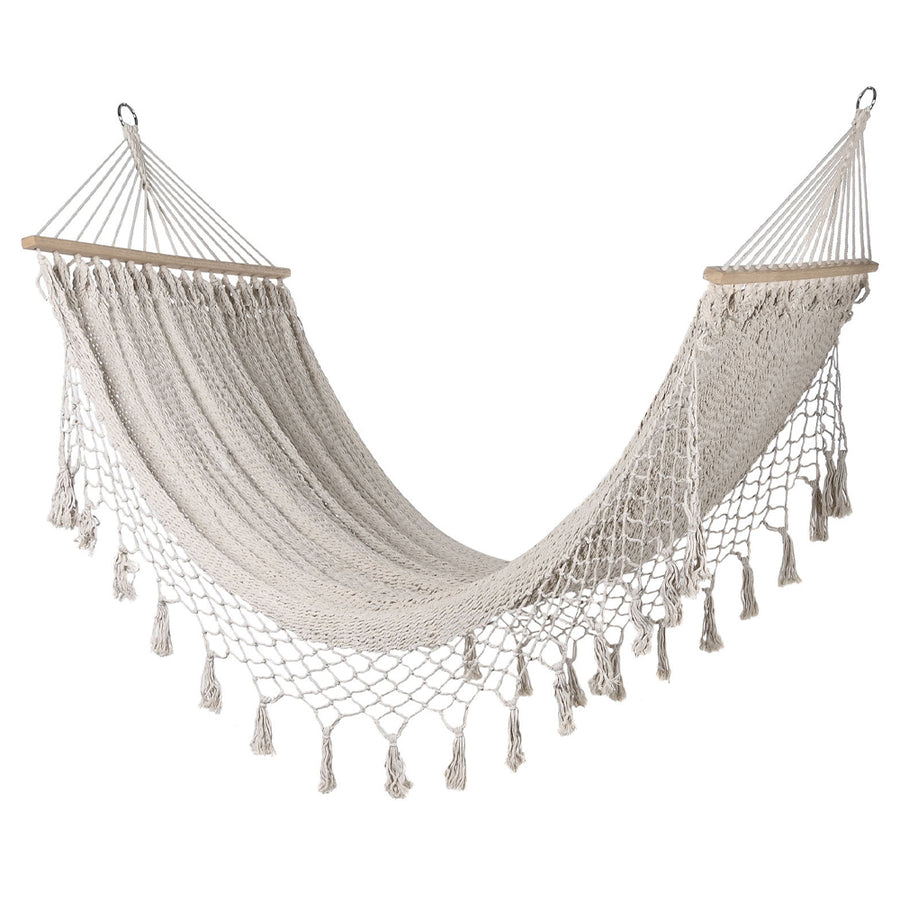 Maya Swing fehér pamut függőágy makramé díszítéssel, oldalnézetből.