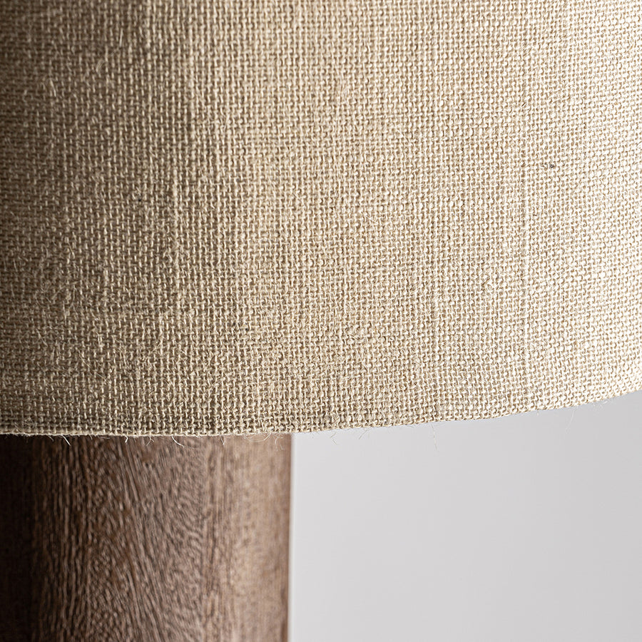 Barna színű design állólámpa, krém színű juta lámpaernyővel.