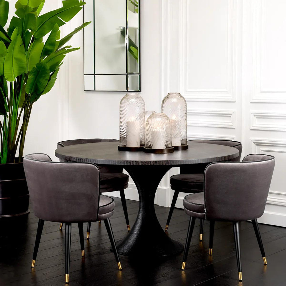 Faszénfekete színű tölgyfurnérból és szálcsiszolt sötétbronz felületű rozsdamentes acélból készült, kerek formájú design étkezőasztal.