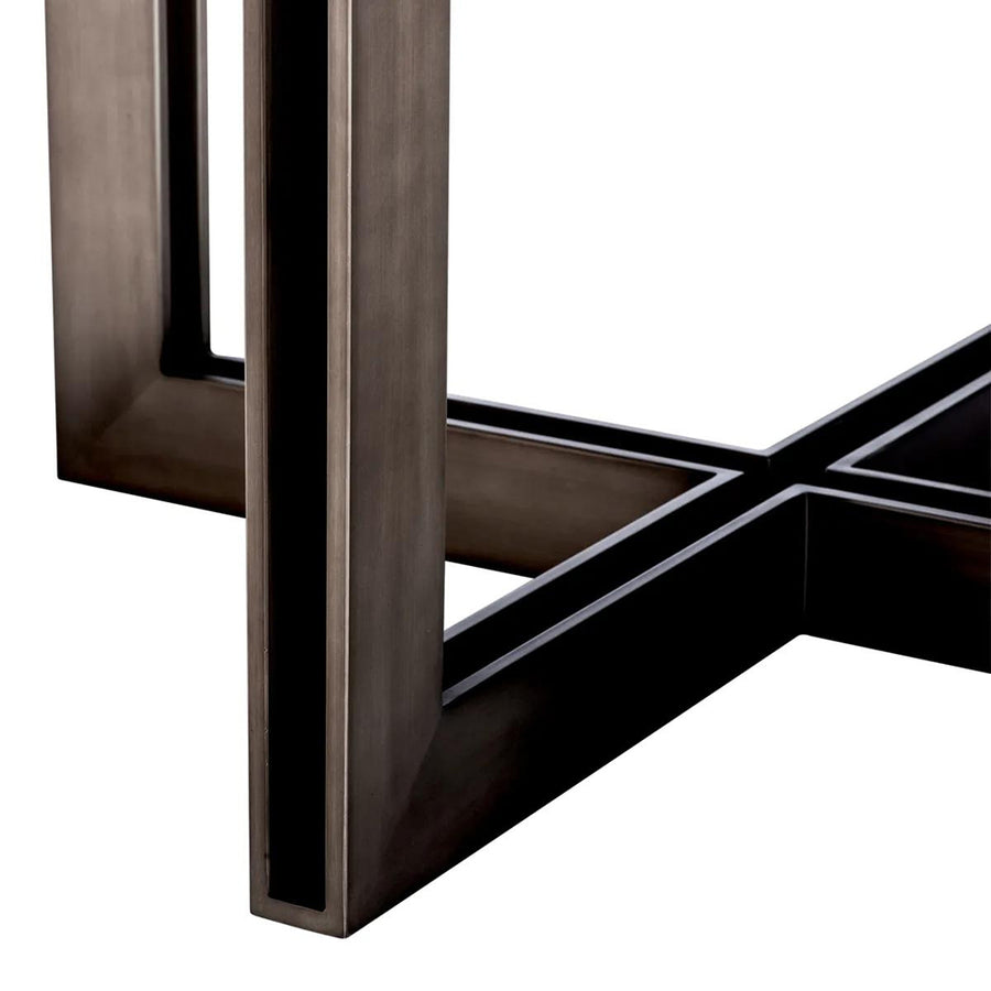 Faszénfekete színű tölgyfurnérból és bronz felületű rozsdamentes acélból készült, ovális formájú design étkezőasztal.