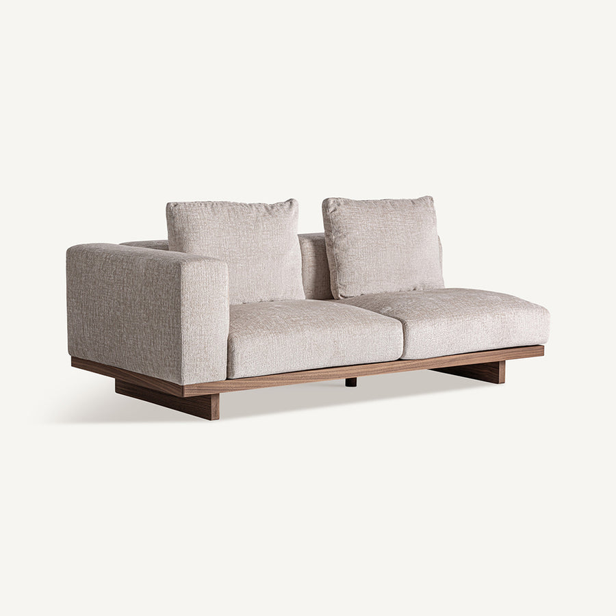 METTI kanapé ferde nézetben, taupe kárpittal és fa vázzal