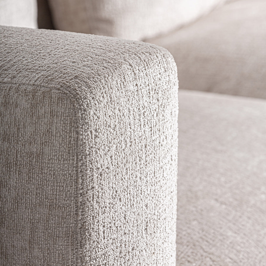 Kárpit részletfotó a METTI taupe kanapén