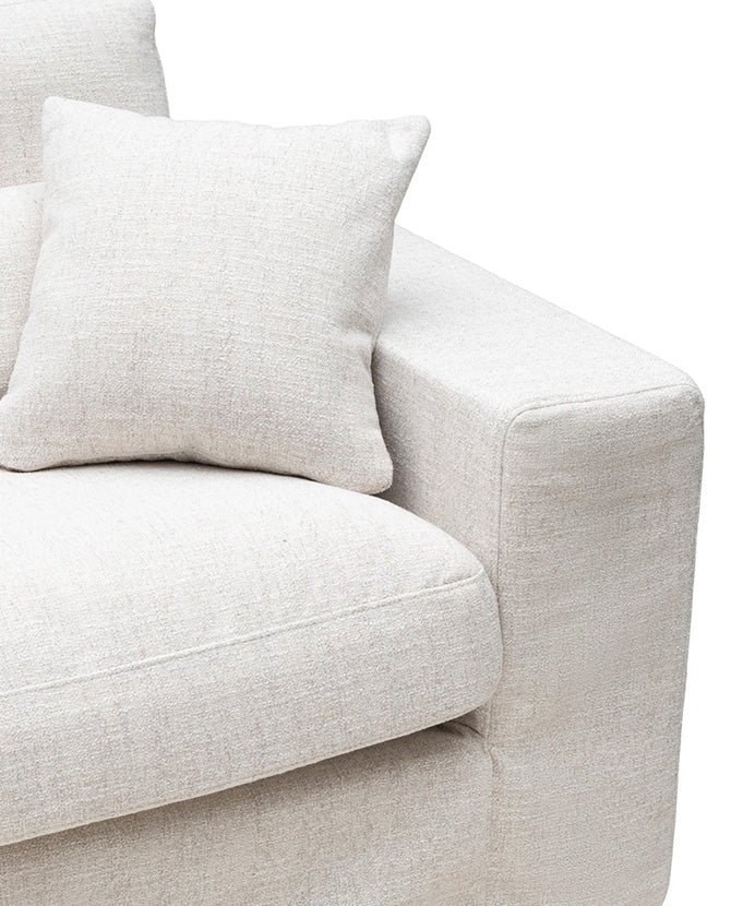 Törtfehér színvilágú, elegáns, 'loose cover' huzatos kialakítású, 3-4 személyes, kortárs design kanapé.