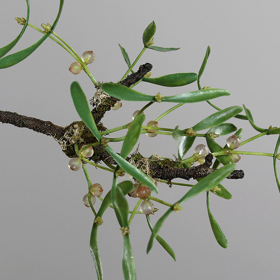 Részletfotó Real Touch mű fagyöngy ágról zöld levelekkel és élethű bogyókkal.