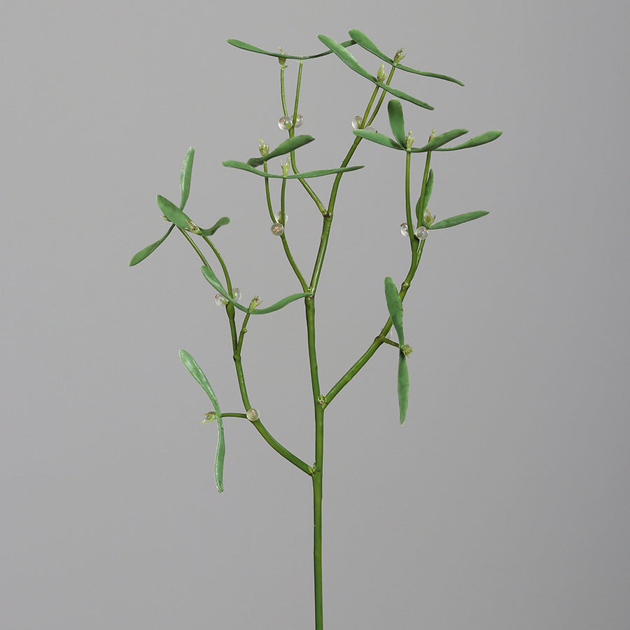 Ünnepi dekorációhoz készült mű fagyöngy ág, 60 cm magas, fehér bogyókkal díszítve.